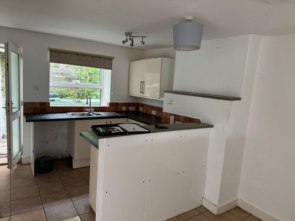 Lot: 107 - SEMI-DETACHED HOUSE FOR IMPROVEMENT WITH STUNNING SEA VIEWS - The Kitchen
